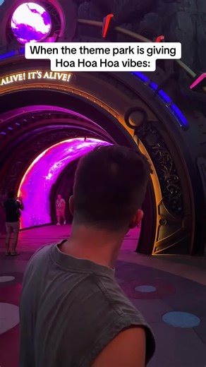 The new universal park has major Hoa Hoa Hoa vibes so I simply had to 👀😫 #Twilight #twilightsaga #vampire #themepark #universalorlando