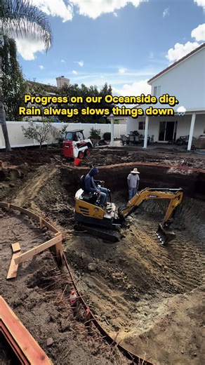 Taking advantage of every pause in the rain that we can. Looking forward to going back to full force pool building 💪🏽 #poolbuilder #poolconstruction #pooldesign #constructionlife #poolandspa