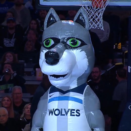 ISSO É NBA, TEM ATÉ MASCOTE DANÇANDO! 🤣 E não teve só dança, rolou uma verdadeira AULA das duas feras do Minnesota Timberwolves! 👏 #MascotesNBA | NBA Brasil