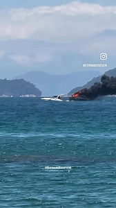 “Lancha pega fogo em Angra dos Reis!” Por volta das 12h, um forte estrondo foi ouvido e, em seguida, uma lancha foi rapidamente tomada pelas chamas nas proximidades da Vila Velha e da Praia da Gruta, em Angra dos Reis. As causas do incêndio ainda serão apuradas. Até o momento, não há informações sobre feridos ou vítimas. Mais informações a qualquer momento. Vídeo : @fernandoseven e @soniinha__ . . . #incendio #mar #angradosreis #angratv | Plantão Angra