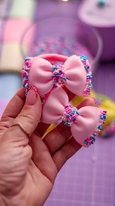 87K views · 2K reactions | Par de laços na xuxinha super fácil  inspiração dia das crianças ps* os granulados são em “Biscuit” #xuxinha #pardelaços #tutorial #artesanatocriativo #laçoslindos #laçofacil #laceira | Ju Arruda | Facebook