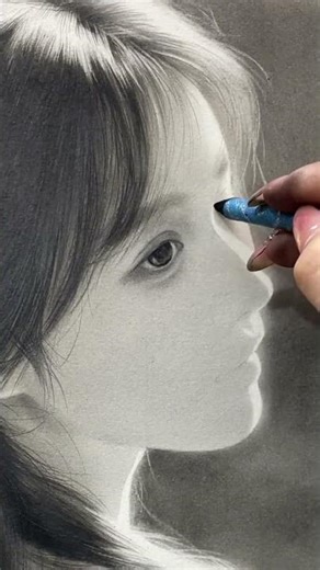 Perfect drawing cannot be without light! #drawing #charcoaldrawing #portraitdrawing #charcoalshading