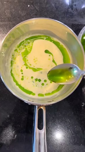 Kelvin Wokomaty | Grundprincipen är 1/2del blancherad ört till 1 del rapsolja. Tänk på att inte värma upp över 65-68 grader för då tappar du färgen och... | Instagram