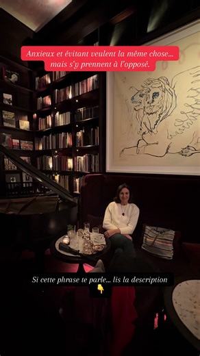 On parle souvent de “l’anxieux” et de “l’évitant” comme s’il y en avait un qui aimait trop… et l’autre pas assez. Mais en réalité, ils cherchent exactement la même chose : se sentir en sécurité dans le lien. Simplement… L’anxieux se rapproche pour apaiser son insécurité : il parle, demande, rassure, explique, cherche du contact. L’évitant fait l’inverse : il prend de la distance, se tait, réfléchit seul, se replie. Pas parce qu’il ne tient pas à l’autre. Mais parce que pour lui, l’intensité émot