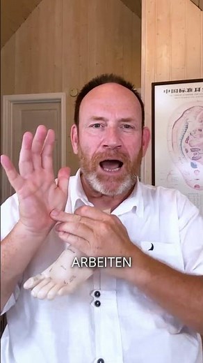 Viele denken bei Fersenschmerzen sofort an Einlagen oder Spritzen, dabei kannst du selbst viel