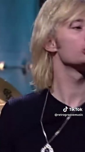 Released in 1992, “Creep” by Radiohead has become one of the most misunderstood anthems of its era—an outsider ballad that wasn’t supposed to be a hit, and nearly wasn’t released at all. What began as a throwaway track written by Thom Yorke during his university days became a reluctant breakout single that both made and nearly broke the band. The song’s raw lyrics—“I’m a creep, I’m a weirdo”—weren’t crafted for mass appeal. They were an unfiltered admission of alienation, shame, and self-loathin