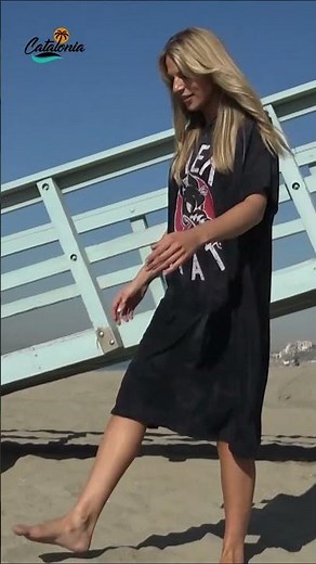 How to change clothes on the beach? #beach #surfing #beachtowel #towels #summertime #travel