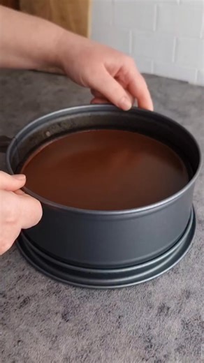 Cheesecake sans cuisson noisette chocolat par @celia_oeg 🍰 Base biscuitée : 200 g de biscuits au cacao 80 g de beurre fondu Crème cheesecake : 400 g de fromage frais type Philadelphia 200 ml de crème liquide entière (30 % MG minimum) 1càs de sucre glace les graines d’½ gousse de vanille Ganache au chocolat : 100g de chocolat 100 ml de crème liquide entière 10 g de beurre La Base: Mixer les biscuits jusqu’à obtenir une poudre fine. Mélanger-les avec le beurre fondu. Tasser bien au fond d’un moul