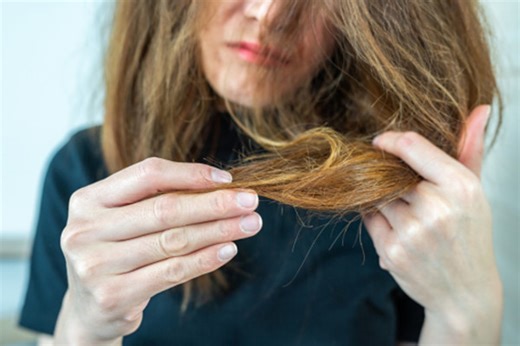 Make these simple routine changes to prevent dry, brittle hair in winter - The Weather Network