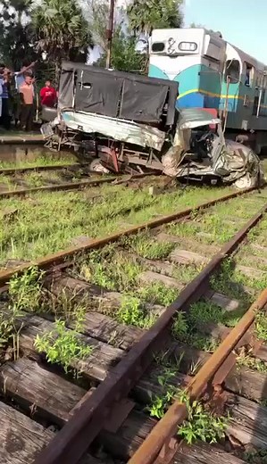 Train Collision with Lorry: Shocking Footage