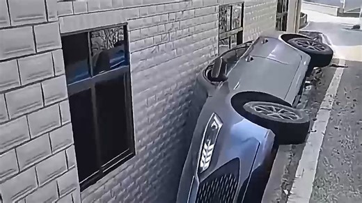 笑到失去表情管理