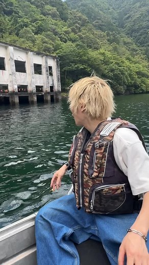 廃墟水力発電車が奈良家の下北山村の卑怯の湖に浮かぶ景色！