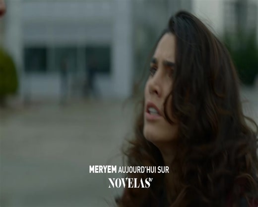 #Meryem #Episode56 - En cherchant la clé USB dans les fourrés, Savas annonce à Guclu que Beliz leur a menti et qu'elle connaît bien la femme sur la photo. Riza retrouve la trace du chauffeur de taxi de Berk et lui demande de le conduire jusqu'à lui. Berk débarque dans la boulangerie de Meryem et s'invente un personnage avant de lui passer une importante commande. Meryem accepte pour la première fois de répondre à une des questions posées par Savas. Yurdal prend conscience d'un détail qui le rapp