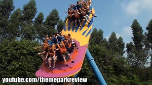 This "Half Pipe" roller coaster at Chimelong Paradise in China, spins as it rocks back and forth! Would YOU ride this thing? | Theme Park Review