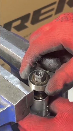 Bottom bracket servicing #mtb #bikeservice #bikemaintenance