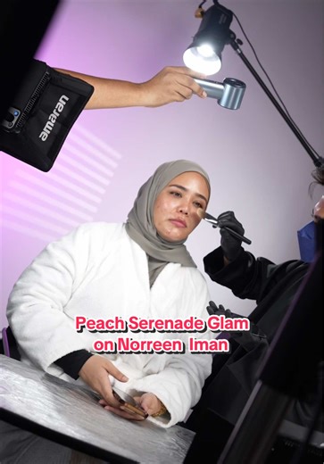 Peach Serenade Glam makeup look ni sesuai sangat dengan @NORR33N kan korang?! 😍😍😍 Apalagi, korang pun boleh dapat makeup look macam ni jugak. Jawnnjihhh tengok full tutorial di TikTok @ALHAALFACOSMETICS tauu. 😘 #glambrittybyalhaalfa #glambrittyraya #alhaalfa