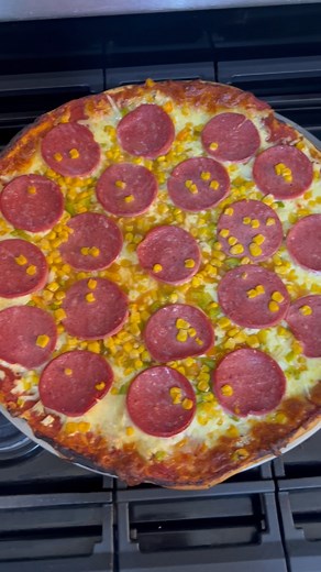 Steven José Brito Torres on Instagram: "A ritmo de he decidido remix una pizza de salami 😍 diablo que vaina ma buena dio miooooo 😩😩😩♥️🫰🏻 ¿Quien quiere un pedazo?? Manden la ubiii"