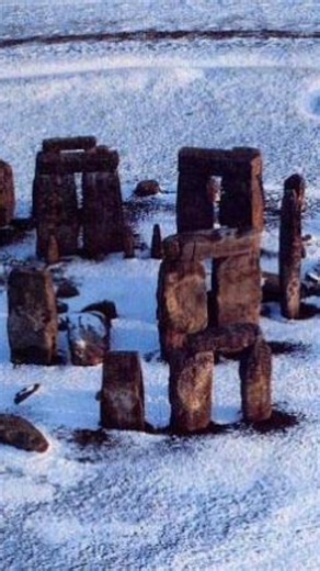 McRelatables on Instagram: "1992년 발매된 스페인 세비야 출신 듀오 Los del Río의 곡 으로, 스페인에서 먼저 인기를 얻었지만, 이후 라틴아메리카와 미국까지 퍼져나가며 전 세계적인 메가 히트를 기록했습니다. 이 곡이 폭발적으로 퍼진 계기는 바로 1996 애틀랜타 올림픽. 당시 전 세계로 중계된 미국 여자 국가대표 체조팀의 퍼포먼스가 ‘마카레나’의 신나는 리듬과 함께 어우러지면서, 곡의 인기가 폭발적으로 확산되었습니다. 그 결과, 1996년 빌보드 핫 100 차트ᄋ