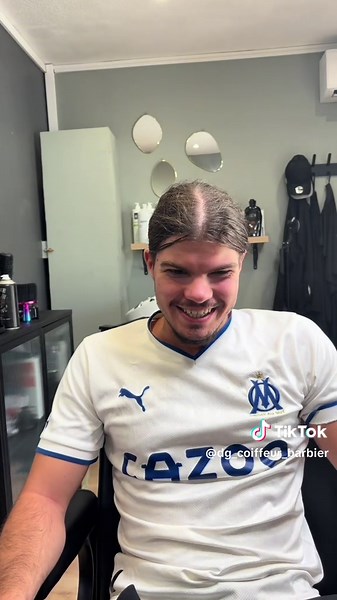 Une vraie transformation ✂️ On garde de la longueur et du mouvement, tout en apportant une structure plus nette avec un taper propre. Vous validez cet avant/après ? 👇 #AvantApres #TransformationCoiffure #CheveuxLongs #Taper #CoupeHomme