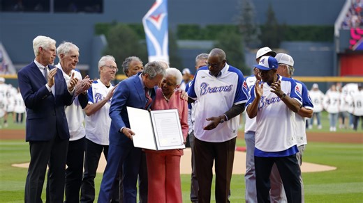 Bravos conmemoran HR 715 de Hank Aaron