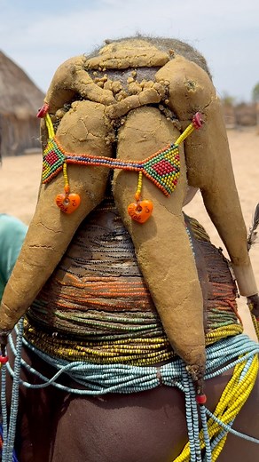 The hair of Mwuila (or Mumuila) women in Angola is one of the most distinctive features of their cultural identity. Their hairstyle is not only an aesthetic matter, but also a social and spiritual symbol that reflects age, marital status, and position within the community. #inspirationofafrica | Quim Fàbregas - Fotografía y Viajes.