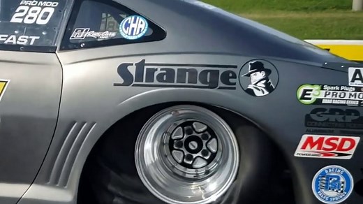 Déformation des pneus d'un dragster en slowmotion