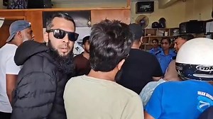 82K views · 1K reactions |  Camp Levieux : Tension avant la reconstitution du drame ayant coûté la vie à Muzammil Hossenbocus Une vive tension a éclaté ce jeudi 13 novembre à Camp Levieux, lors de la reconstitution des faits liés à l’accident mortel impliquant Muzammil Hossenbocus. Face à la colère des proches de la victime et des habitants, le suspect Nigel Ismael Décidé a dû être rapidement reconduit au poste de police pour des raisons de sécurité. | MNews | Facebook