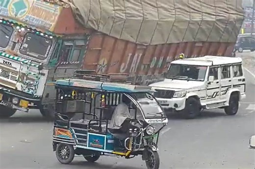 BOLERO पर पलटा ट्रक, ड्राइवर की मौत, यूपी से खौफनाक वीडियो आया सामने