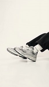 這應該是 992 元祖灰近年來最輕鬆入手的一次。 ​ 講到「New Balance 美國製的靈魂」，我還是會想到 992。 一方面是外型真的經典——灰色、麂皮、網布，每一個細節都很原汁原味。 但更重要的是它的腳感，整體的支撐性和舒適度都很高， 踩下去就知道為什麼它能被稱作「總統鞋」。 ​ 這雙鞋會紅，不只是因為 Steve Jobs， 更是因為它踩得住、走得遠，還很耐看。 你可以穿去咖啡廳，也可以穿去倉庫搬鞋（我）， 穿久了甚至會覺得那點舊感更有味道。 ​ 沒有浮誇的科技，也沒有搞怪的配色， 但就是一雙會讓你每天都想穿的鞋。 ​ ———————————————————— ​ ▍New Balance 992 Made in USA ​ 現貨在庫 價格：NT$ 7,980 SIZE：US 5 ~ 11 號 ( 23cm ～ 29cm ) ​ ▍輸入「992」自動收到購買連結 ​ REACTION.crew｜高雄市苓雅區光明街88-90號 (Photo Source: REACTION.crew) | REACTION.crew
