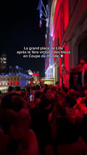 La grand place de Lille après la 1ère victoire des bleus en Coupe du monde 3-1 face au Sénégal 🇫🇷 #lille #lilleaddict