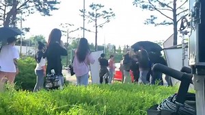 1.8K views · 248 reactions | [Making][DAYS - Staff's vid] 010721 Ending scene uploaded by staff Một chị staff đã quay lại khoảnh khắc chị Bông hoàn thành cảnh quay cuối cùng của bộ phim Đoạn này từ 1h chiều 20 tháng 5 mà đến bây giờ chị staff mới được post lên :'( ___________________________________________________ Cre: https://www.instagram.com/p/CQurcias0Xm/ | Park Bo Young Viet Nam Family | Facebook