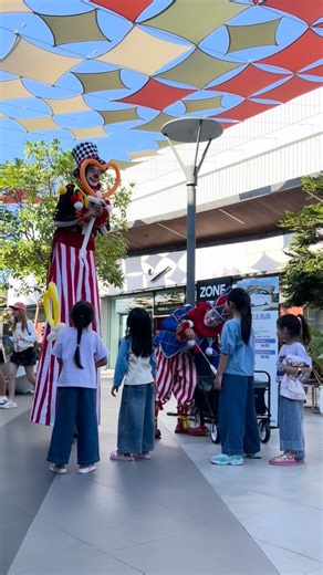 Siam Premium Outlets Bangkok on Instagram: "✨🤡 🤡 Hello BOZO มาแล้ว!! พร้อมแจกลูกโป่ง เพิ่มรอยยิ้มให้น้องๆ วันเด็กแห่งชาติ ปีนี้จะสดใสกว่าที่ไหนๆ 𝑯𝑨𝑷𝑷𝒀 𝑪𝑯𝑰𝑳𝑫𝑹𝑬𝑵‘𝑺 𝑫𝑨𝒀 𝟐𝟎𝟐𝟔 😘กิจกรรมความสนุกฉลองวันเด็กรอน้องๆ อยู่เพียบ!! 🛒 Siam Premium Outlets Bangkok​ 😍 ช้อปทุกวันลดทุกวัน 💖🎼 พบกับ สมปอง อุมา เดี่ยวดนตรีหนึ่งชิ้นที่เป็นเอกลักษณ์เฉพาะ พร้อมคณะนักร้องเด็ก วันที่ 11 ม. ค. 69 🐣EXO Friend Festival 🐾 พบความน่ารักของ Gang เจ้าขนปุยหาชมยาก ที่จะมาสร้างรอยยิ้มให้คนรักสัตว์โดยเฉ