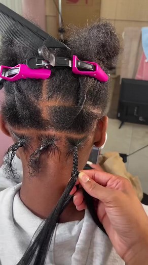 11K views · 178 reactions | The process of feeding in chrly pieces to braids!   credit: - brisbeautybar on instagram (braider based in NY, go check her out!) Follow us for daily braids inspo, tips, tutorials and more  #knotlessbraids #goddessbraids #bohobraids #nybraider #nyhairstylist Visit braidhairstyles.com for more inspiration. | braidhairstyles_com | Facebook