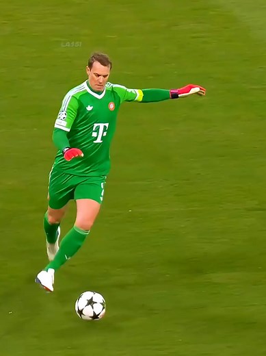 Manuel Neuer: The Art of Goalkeeping in Football