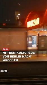 Der Kulturzug verbindet mit Berlin und Wrocław nicht nur zwei Städte, sondern auch zwei Kulturen. Wer einsteigt, bekommt Programm geboten: Neben Lesungen, Konzerten und Theateraufführungen gibt es auch Nachhilfe in Deutsch oder Polnisch. Also Vokabelkarten nicht vergessen. | rbb24