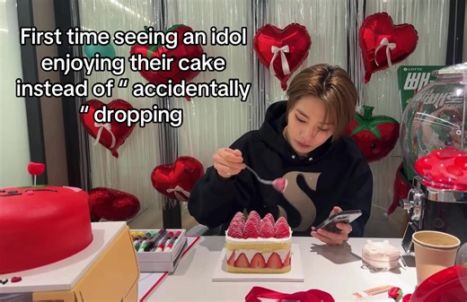 Stray Kids Enjoy Cake: Jeongin and Felix's Fun Moments