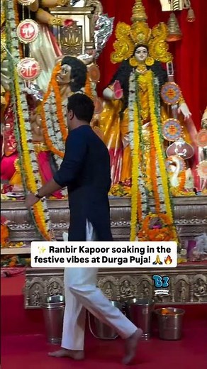 Ranbir Kapoor gets hungry in the Durga Pandal😱😱