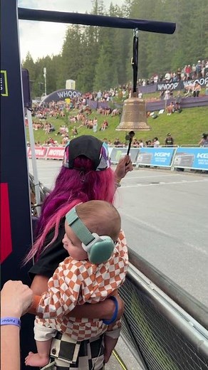 A familiar face on last-lap bell duty 🔔🤩