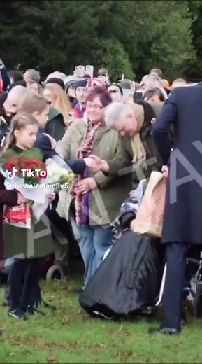 A bow to the future King George VII 👑❤️✨ #princessdiana #princegeorge #princewilliam #princesscharlotte #princesscatherine #princelouis #kingcharles #theroyalfamily #thewalesfamily #royalchildrens #christmas #family #love #navidad