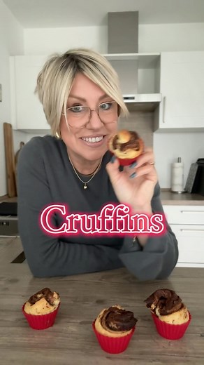 Ula Fynsk | Fashion | Beauty |Styling-Tipps on Instagram: "🧁 CRUFFINS mit Nutella 🧁 Blatterteig mit Nutella bestreichen. Tipp: Nutella kurz im Backofen oder in der Mikrowelle erwärmen, dann ist es einfacher zu Verteilen. Blätterteig mit der längeren Seite einrollen. Blätterteig mittig durchschneiden. Blatterteig in vier gleich große Teile schneiden, dies ergibt vier Cruffins. Nach und nach die vier Stücke zu kleinen Schnecken rollen und in eine Muffinsform geben. Bei 180 Grad 25 min. backen. G