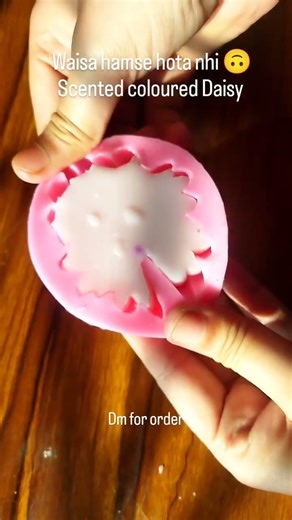 Daisy flower candle 🕯️ premium quality handmade candle, 100%pure soy wax used order now