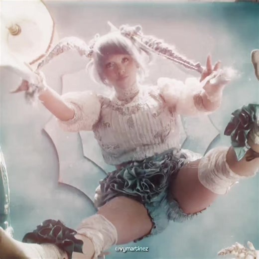 Melanie Martinez e Seus Cabelos Azuis Deslumbrantes