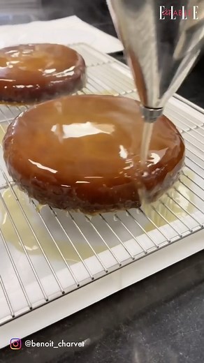 La merveilleuse tarte tatin du chef pâtissier Benoit Charvet 🍎 Le déroulé de la recette est à découvrir sur son compte Instagram ✨ 📷 : Benoît Charvet | ELLE à table
