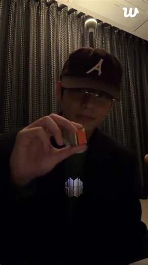 the chocolate V came live to show off has been sold out🤗😍#v #taehyung #kimtaehyung #bts