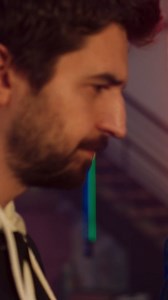 M. Serdar Kuzuloglu on Instagram: "Otomobil reklamı yapacağım diye @volkanoge çağırmış dansı kızları, döşemiş neon ışıkları, basmış autotune'u... Bu kadar klişeyi el affetse ben affetmem. HipHop yeminimi #BENZER5İZ yeni Renault Clio için bozdum. Kendini prens gibi hissetmek isteyen herkese selam olsun. Diğer 5 filmi @renaultturkiye hesabından izleyebilirsiniz. (Not: Küresel salgın öncesinde çekilmiştir.)"