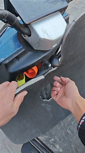 Electric vehicle motorcycle tricycle front thickened windshield