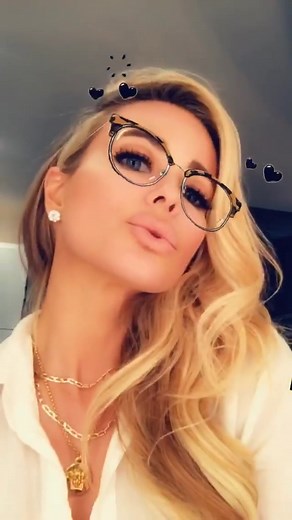 Sending luv & kisses your way this Sunday 💋 mwahh #kiss #sunday #sundayfunday #carmenelectra #love #loveyou