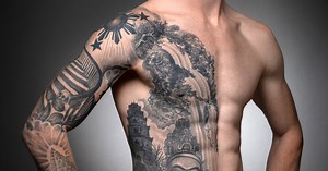 De tatoeages op Damians lichaam vormen het plakboek van zijn reizen