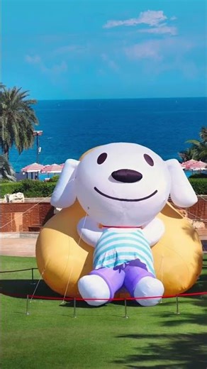 Hotel Lobby Game-Changer: This Inflatable Dog Is Guests’ New Favorite Photo Spot 🐾