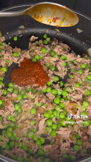 Creamy tuna pasta bake😍 Ingredients * 500g pasta * 2 tbsp olive oil * 1 onion chopped * 3 minced garlic cloves * 1 cup frozen peas * 2 cans of tuna drained * 2-3 tbsp sun dried tomatoes paste * 200g cream cheese * Milk or cream * 1 tsp chilli flakes * 1 tsp smoked paprika * 1 tsp dried mixed herbs * 1 tsp all purpose seasoning * 1 tsp black pepper * Grated cheese Method 1- preheat oven to 200° than cook pasta according to package instructions 2- sauté onion on a medium heat till soft and transl